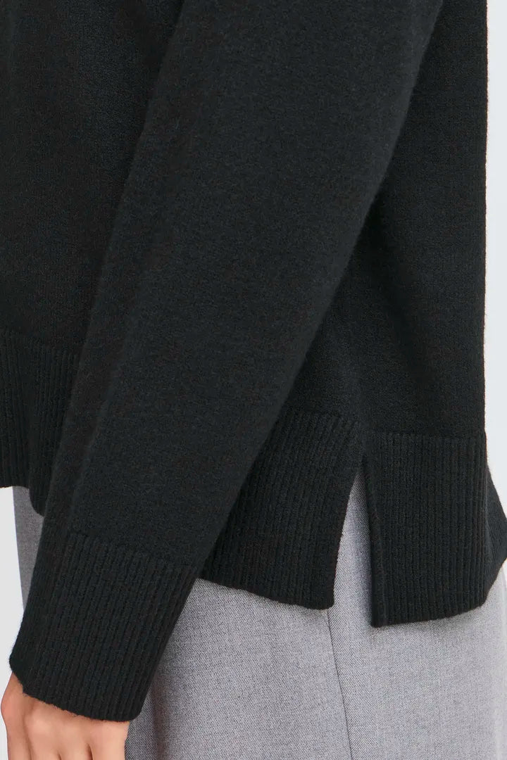 BLACK SOFT KNIT JUMPER